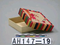 藏品(菱形盒子（紙盒貼麥桿製）)的圖片